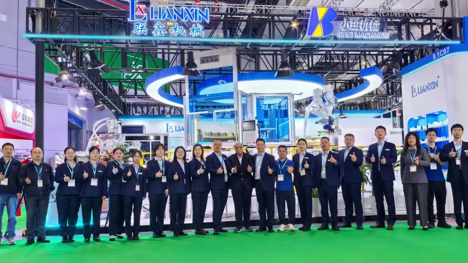 The LIANXIN team gathered in front of the machines at the 2026 exhibition stand