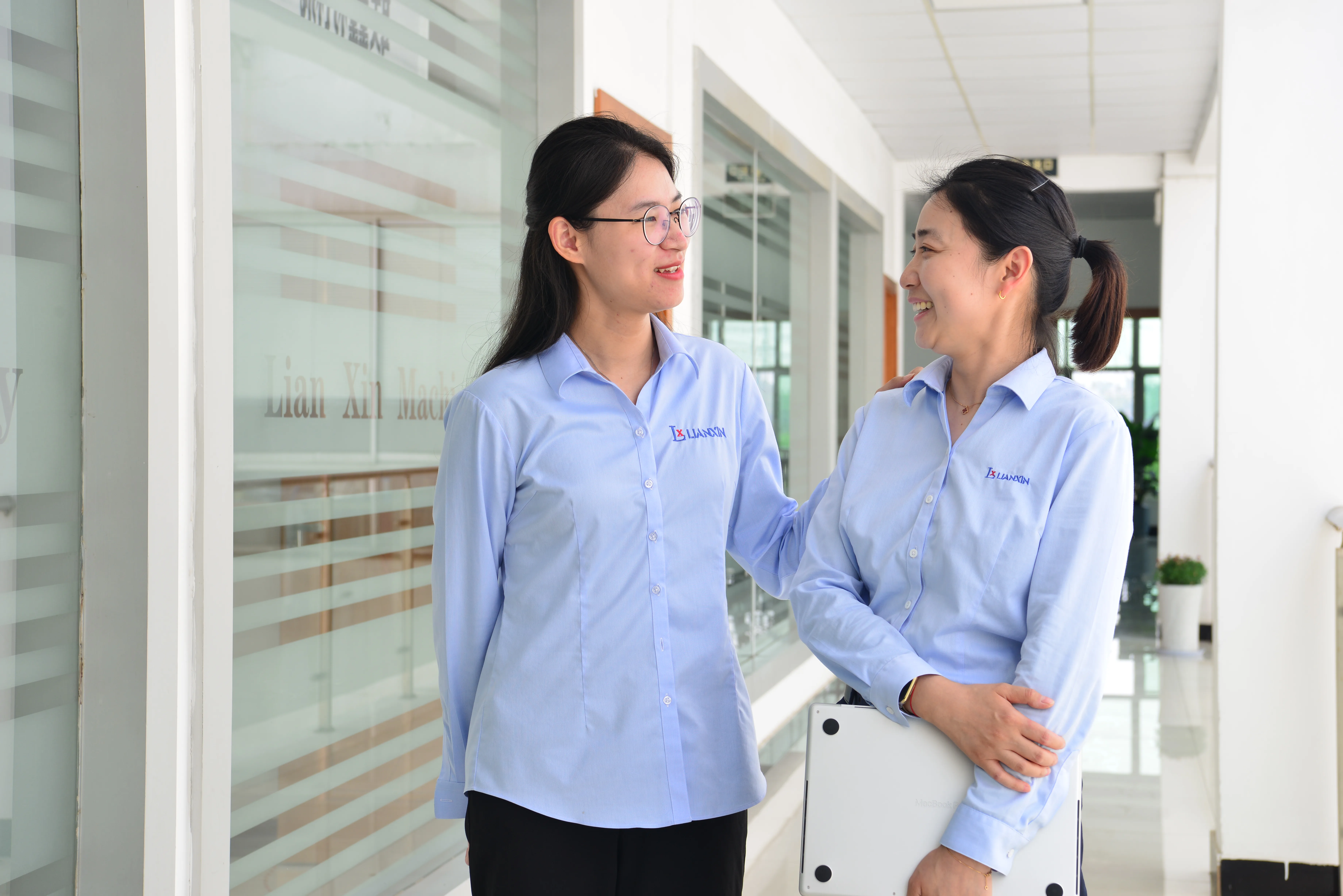 LIANXIN colleagues coordinating a customer project