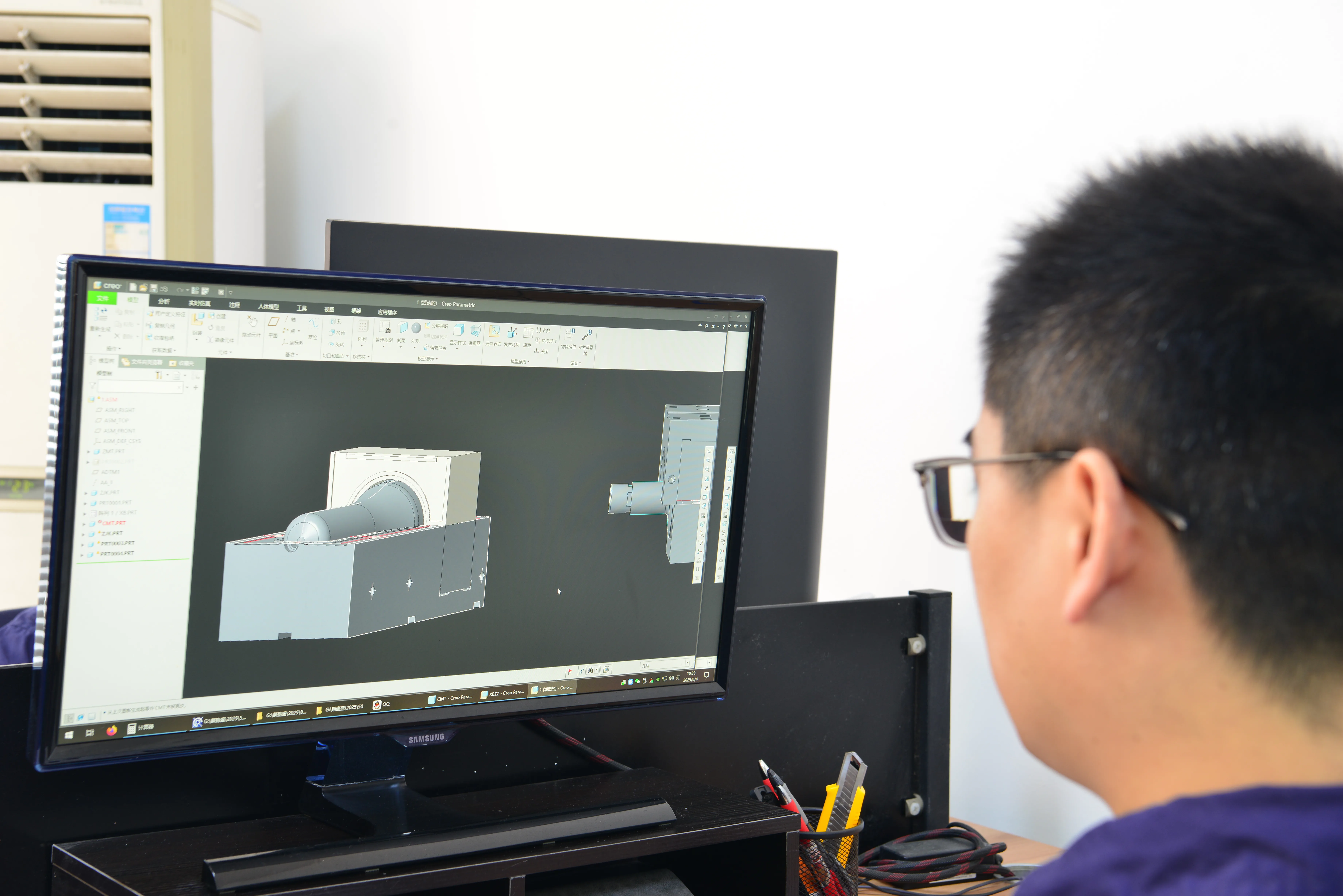 LIANXIN engineer reviewing a three-dimensional bottle and mold design